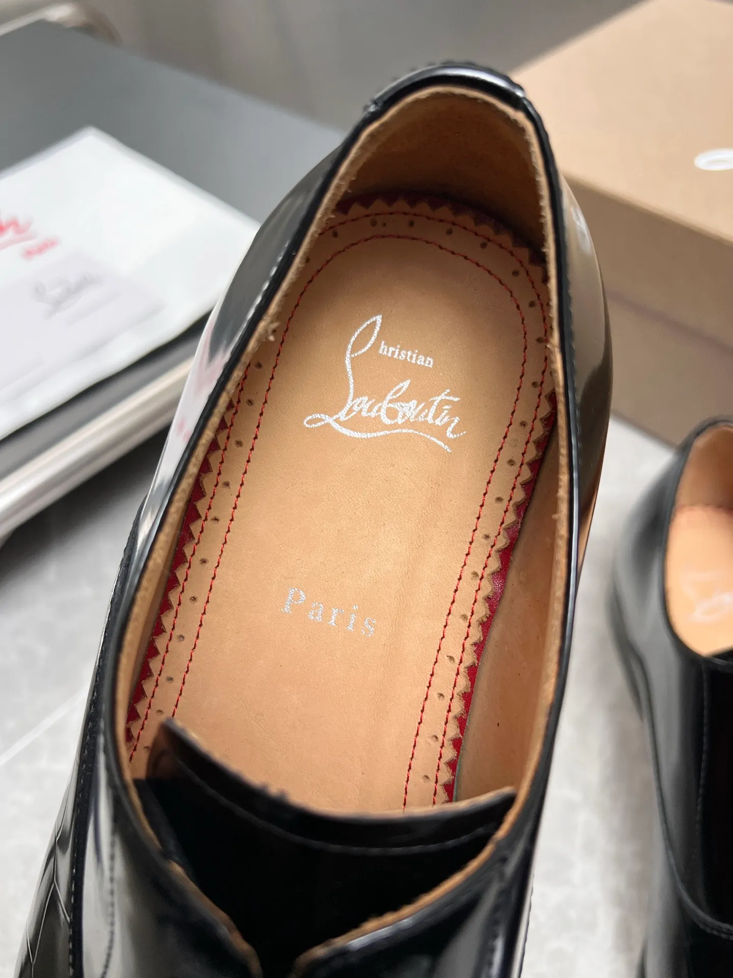 [CL red sole] Top P: 900💰 Number of yards: 39~44 (38.4546. Customized, non-refundable) CL new men's formal shoes Loaf leather shoes Christia* Loubouti* red sole shoes The red sole is luxurious and elegant, reshaping the style boundary of casual formal wear. It is extremely innovative in material selection, and creates a rich visual and tactile experience through the collision of different materials! Made of top-grade calfskin/glossy patent leather/spliced ​​technical fabric in contrasting colors. The upper is stitched by hand with fine and even stitching. It is based on the square-toe loafer shoe shape, with neat and elegant lines, which fits the toughness of men's wear. The upper is embellished with metal rivets, injecting individual details into classic loafers, breaking the mediocrity of casual shoes, and giving a concrete expression of "low-key luxury". From the original color/red cowhide lining inside the shoe to the instantly recognizable red sole, the "red sole" is not only the brand's visual identity, but also a "luxury codeword" when walking. The red sole exposed inadvertently conveys taste and identity instantly. From the innovative splicing of materials, to the personalized fusion of design, to the ingenious inheritance of craftsmanship, the Christian Louboutin men's loafer series is not only a pair of casual shoes, but also a "yuppie style" dressing weapon for men. Whether it is a casual business meeting or a casual look for daily travel, it can help you become a unique and stylish man in every occasion with its "red Loaf" attitude.